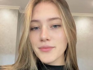 ElizabethDebicki's Headshot