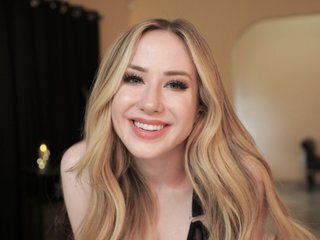 pintsizedblonde's Headshot